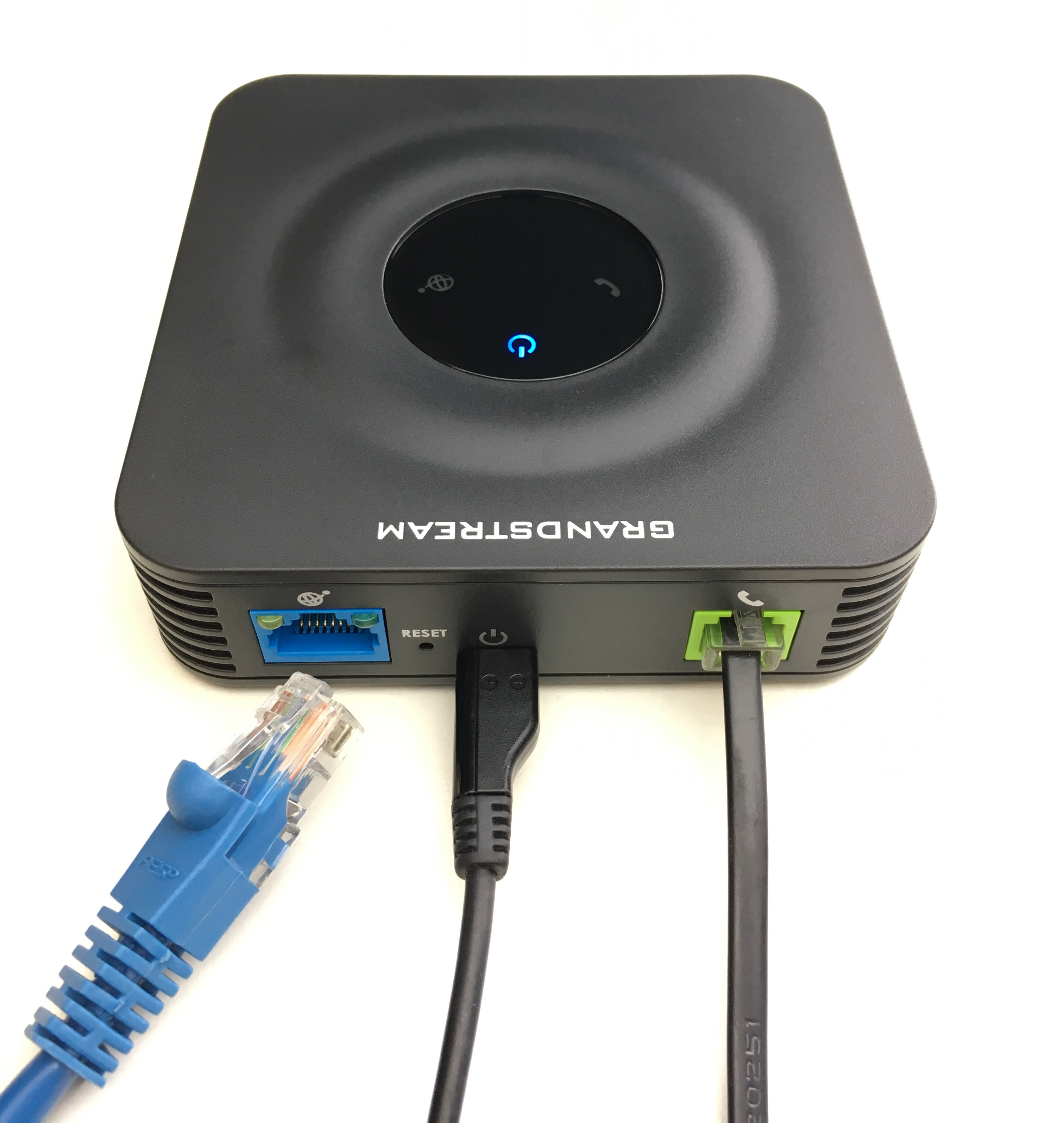 Étape 1 - Débrancher le câble Ethernet bleu du port Internet