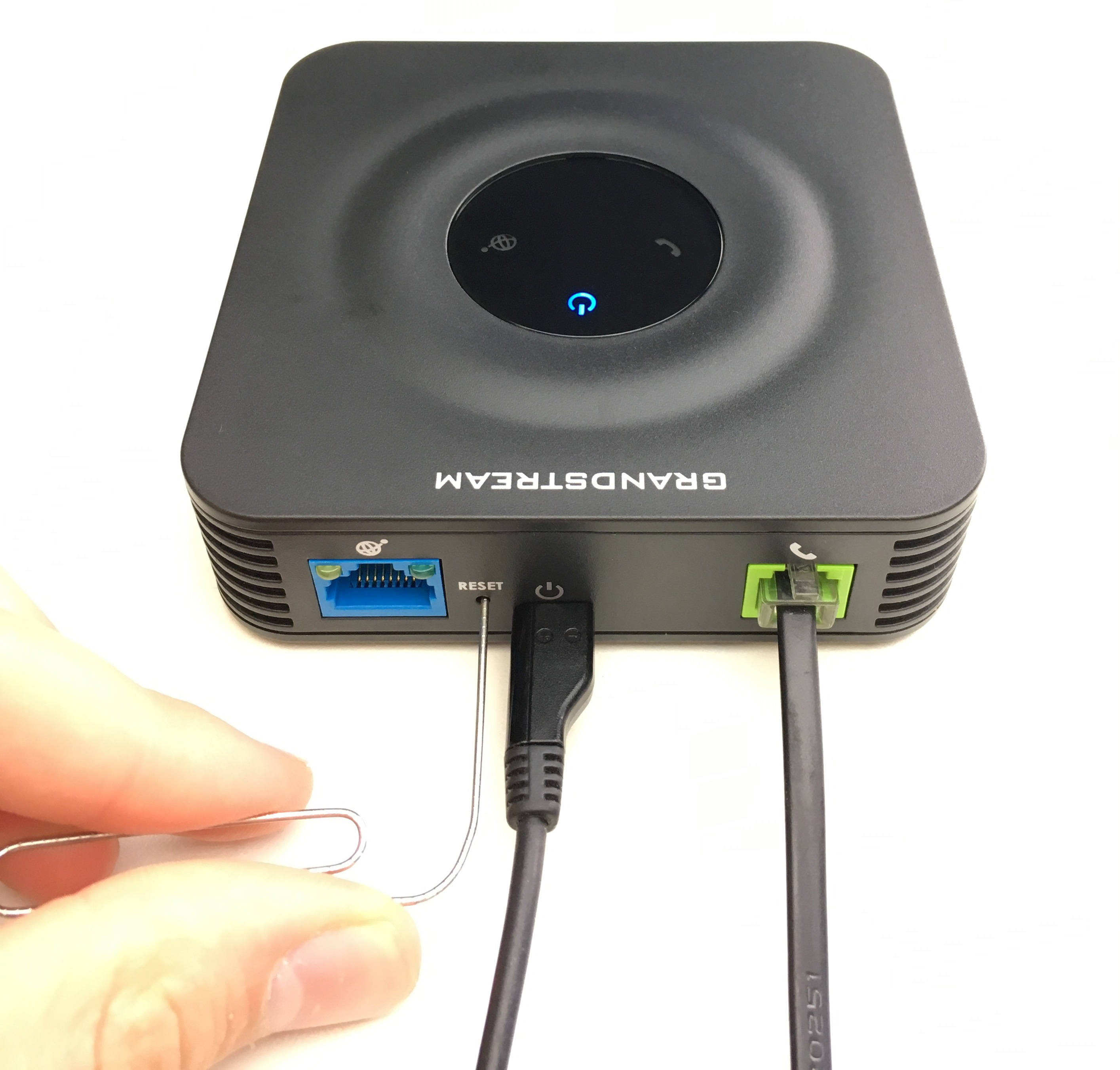 Étape 3 - Appuyer et maintenir le bouton Reset