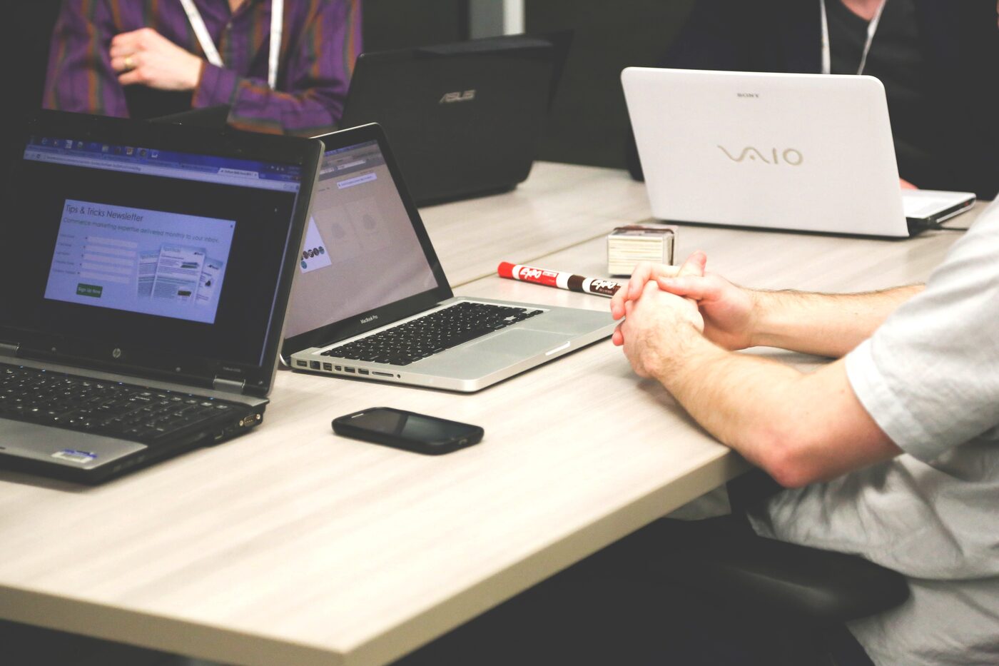 Équipe d’un MSP autour de leurs portables — un utilisateur, plusieurs appareils